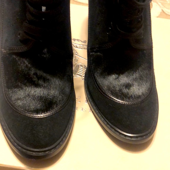 BEAUTIFUL Burberry Booties - Picture 2 of 7